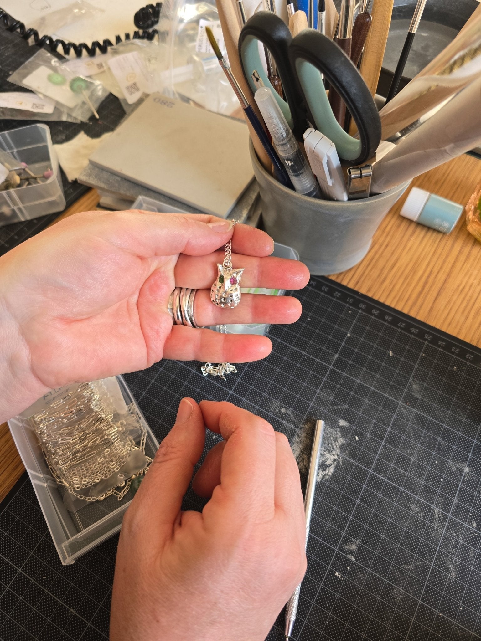 Offrir un atelier bijoux : le cadeau expérience qui dure
